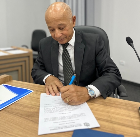 Left or right whatsapp image 2024 11 26 at 10.38.35 2 